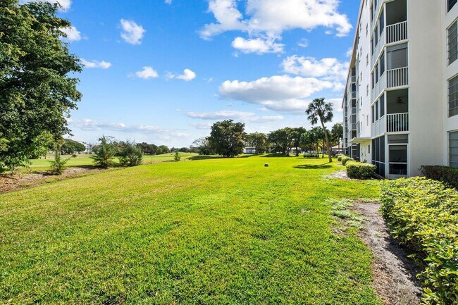 Building Photo - 2851 S Palm Aire Dr