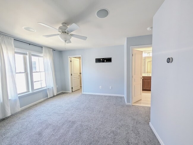 Building Photo - 2638 S Kenmore Ct