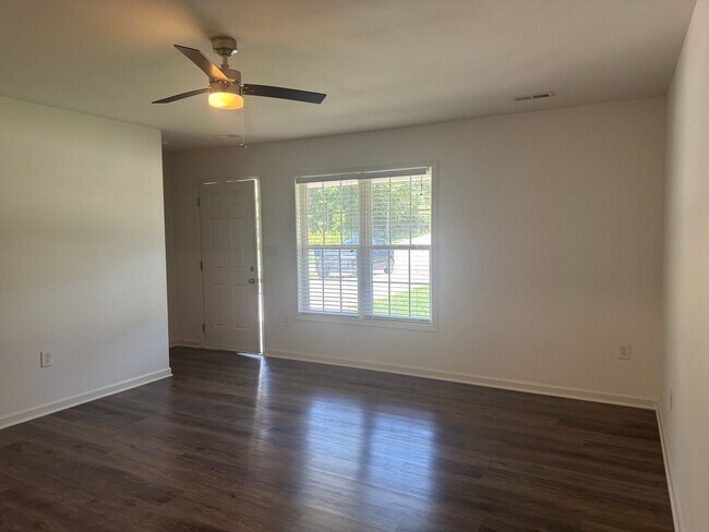 Building Photo - Three Bedroom Townhouse in Sherrills Ford with Bonus Room