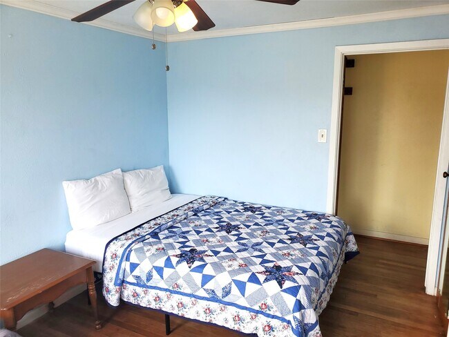 Building Photo - 2116 Grover Ave