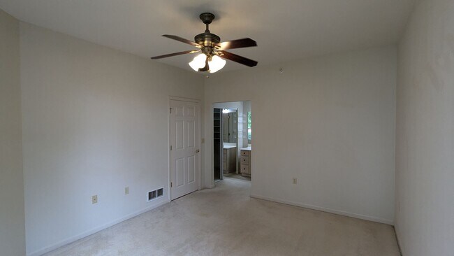 Building Photo - Easy New Berlin Living