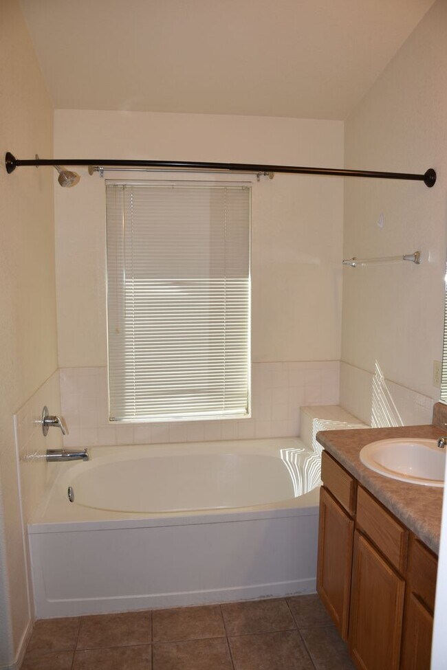 Building Photo - Fabulous Home Close to everything you'll Need in Sierra Vista, Az