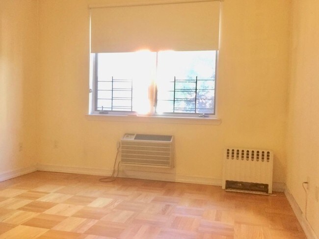Primary Photo - 335 E 54th St