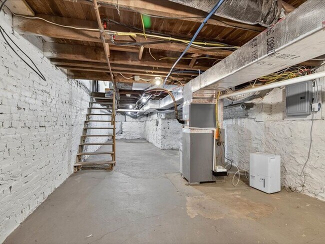 Building Photo - Gorgeous 4 Bedroom 2.5 Bathroom Available ...