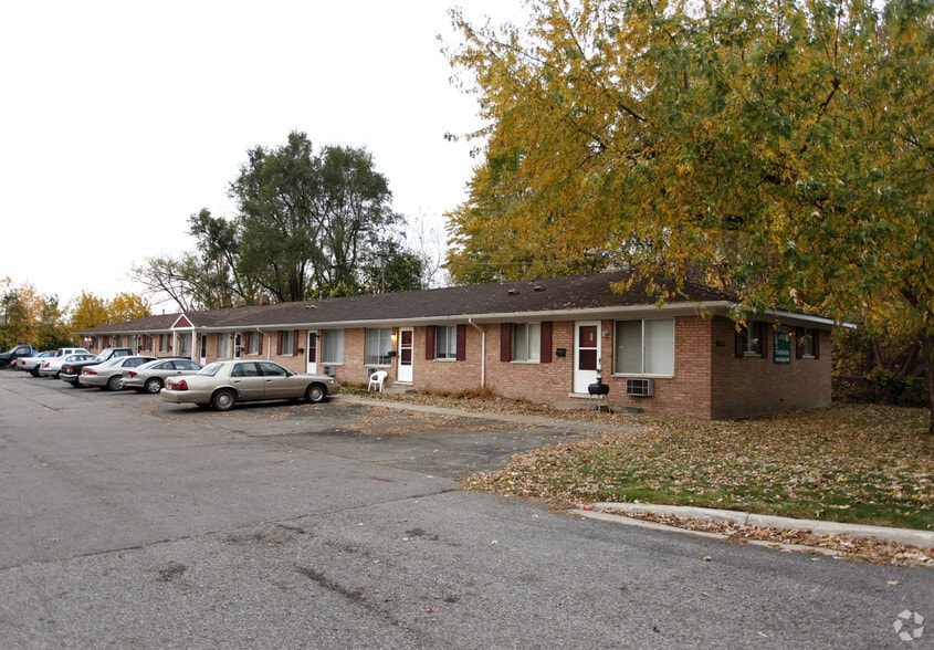 Primary Photo - 1180-1198 E Cross St