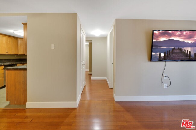 Building Photo - 10982 Roebling Ave