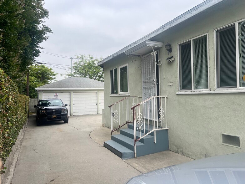 Building Photo - 511 N La Brea Ave