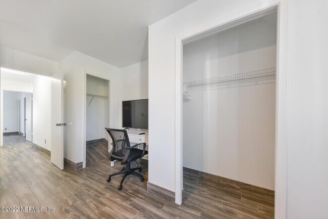 Building Photo - 512 10th Pl S