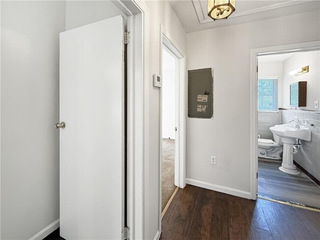 Building Photo - 1668 Laurelwood Dr SW