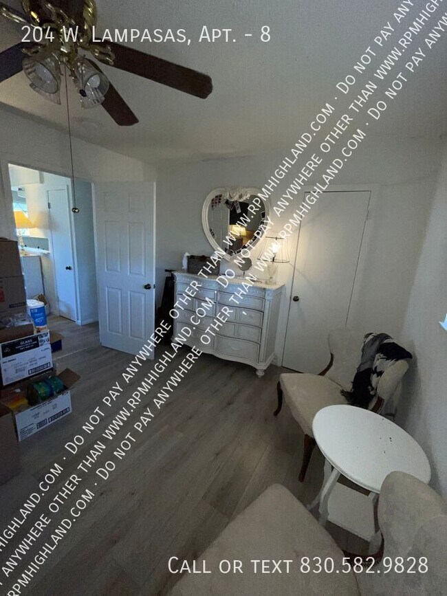 Building Photo - 204 W. Lampasas, Apt.-8