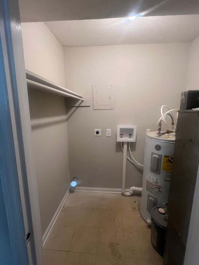 Building Photo - Spacious One Bedroom Unit