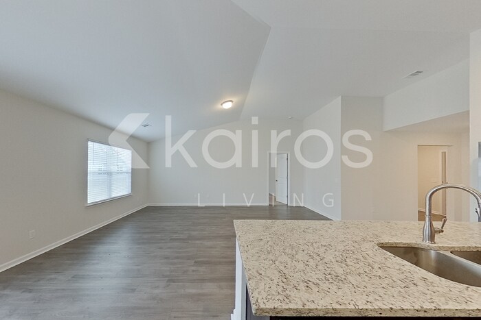 Building Photo - 107 Lord Effingham Wy