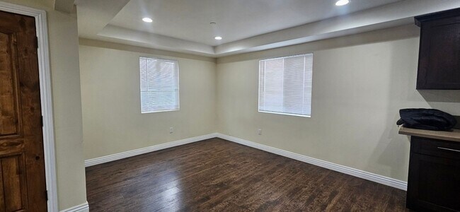 Building Photo - 75(611)