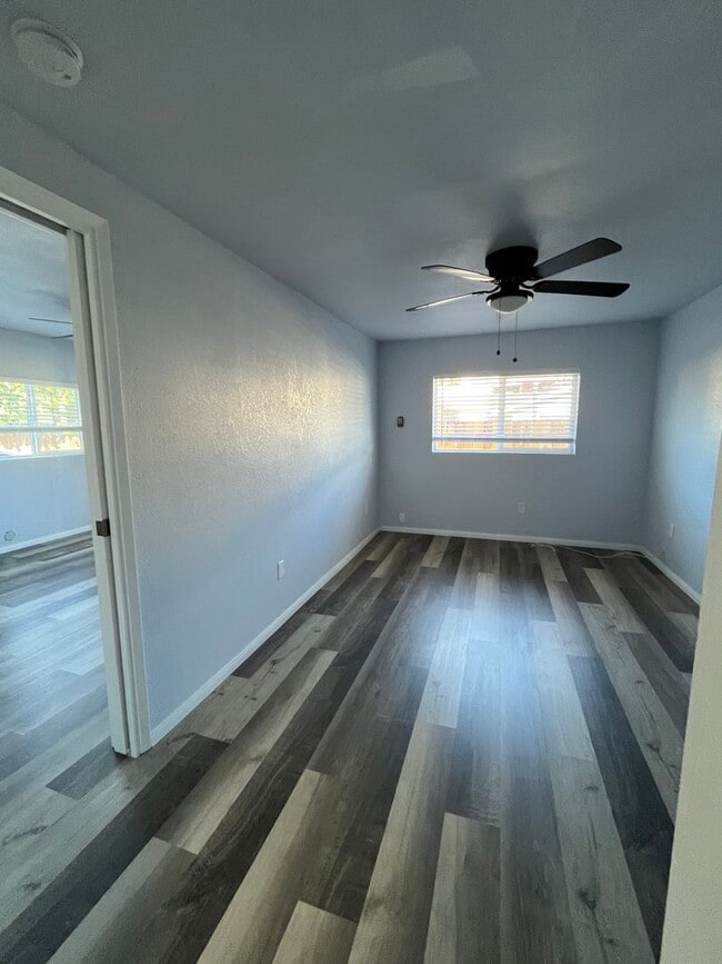 Building Photo - Great Downtown Location