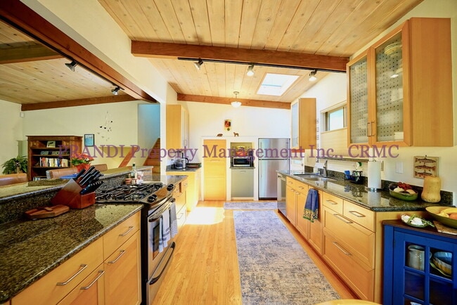 Building Photo - Quality San Anselmo Home Near Parks and Sc...