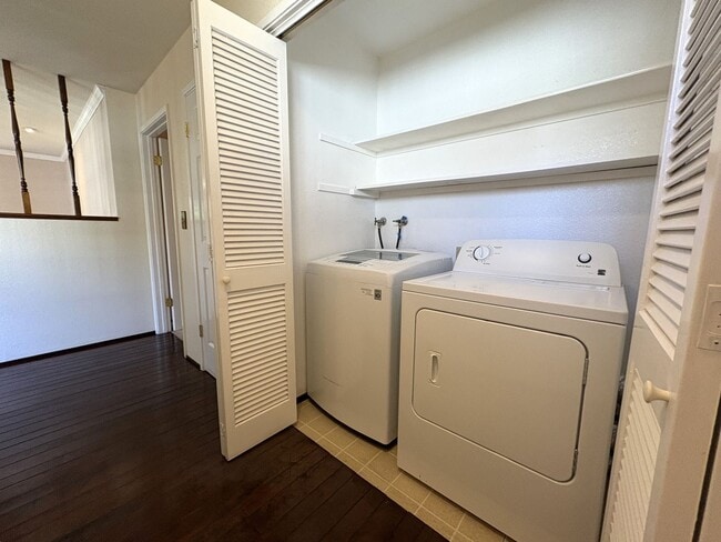 Building Photo - Spacious 3BD/2BA Redwood City Home | Two L...
