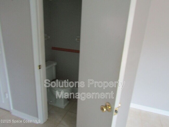 Building Photo - 910 S Colonial Ct