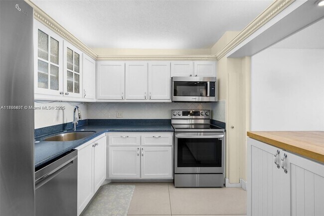 Building Photo - 2201 S Ocean Dr