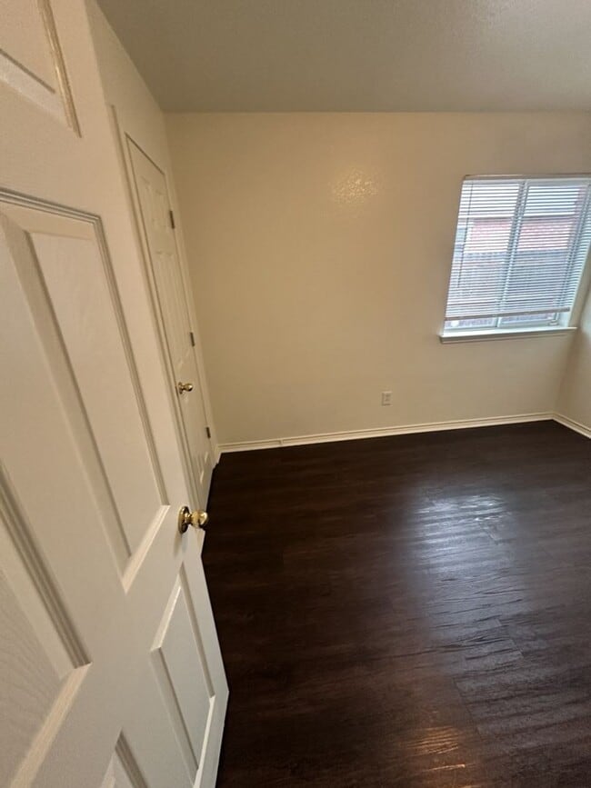 Building Photo - 4 Bed 2 Bath Available Now!