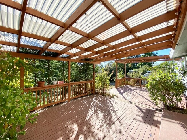 Building Photo - Charming Lake Hills Home in the Heart of Bellevue