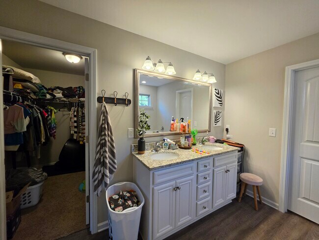 Building Photo - 147 Niblick Dr