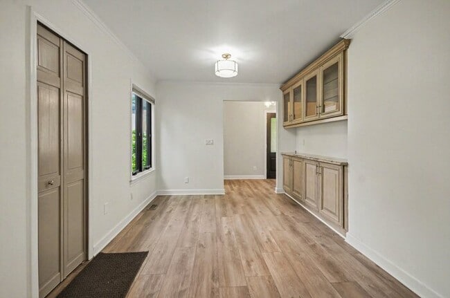 Building Photo - 615 Davis Ave