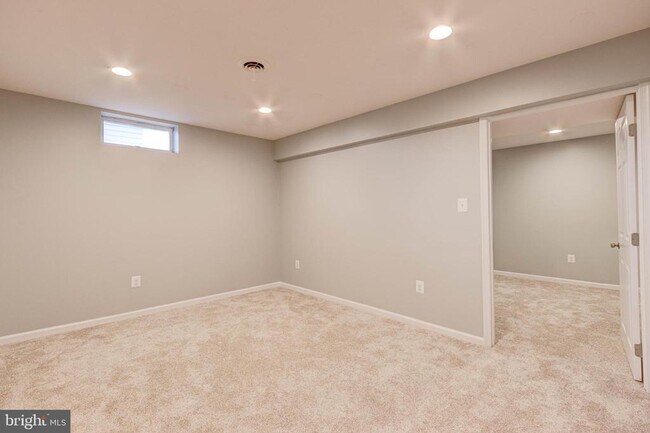 Building Photo - 7925 Carriage Dr