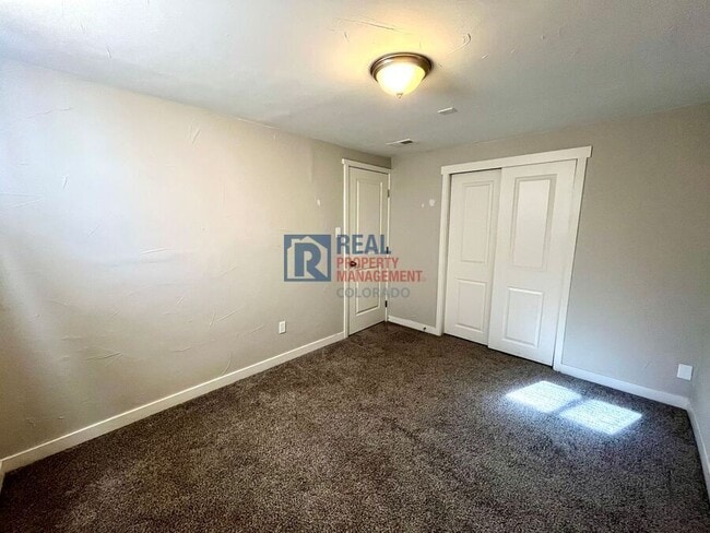 Building Photo - 324 Davie Dr