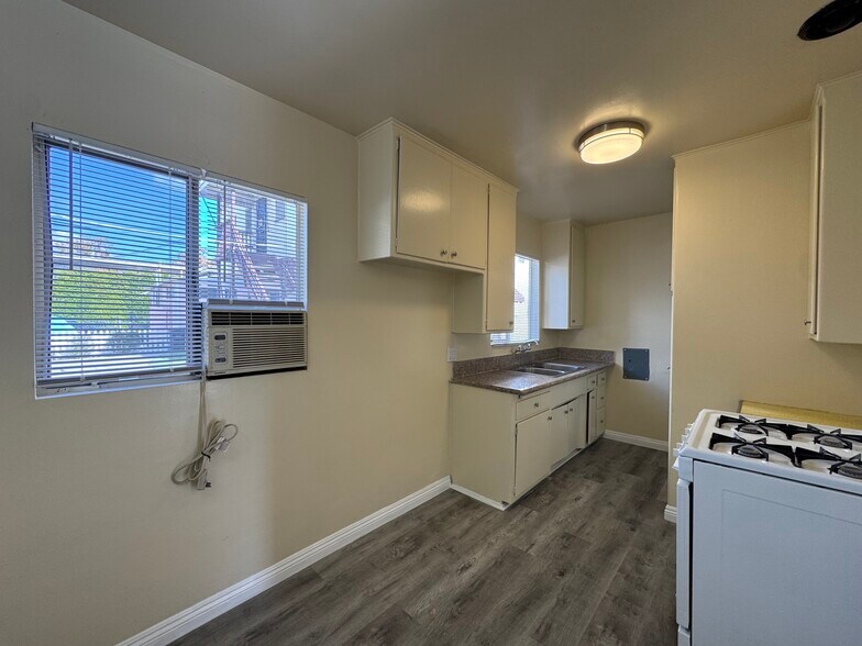 Building Photo - 6727 Pickering Ave