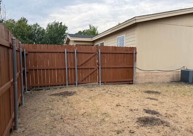 Building Photo - Cute property...