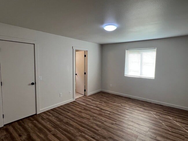 Building Photo - Newly Remodeled! Close to CWU 4 Rooms !!