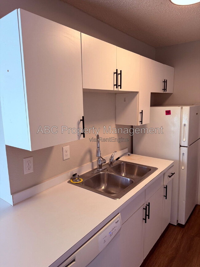 Building Photo - 306 E Thurman St