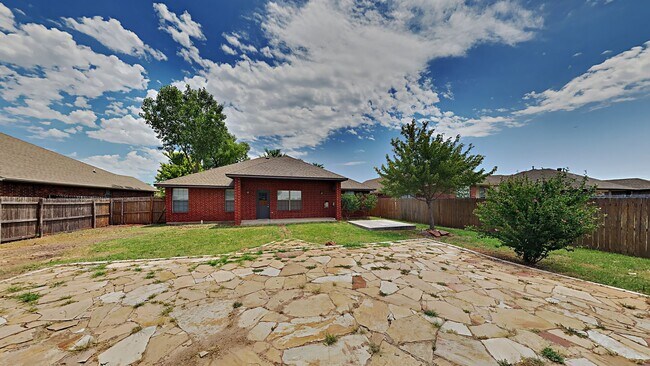 Building Photo - Beautiful 3 Bed 2 Bath Home in Moore Schools