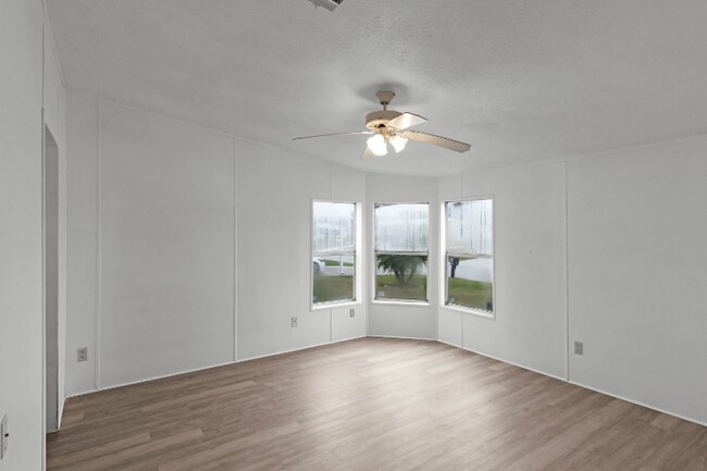 Building Photo - 571 Lindsey Dr