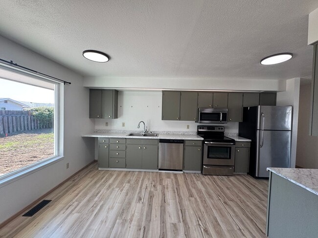 Building Photo - 6808 Clinton Way