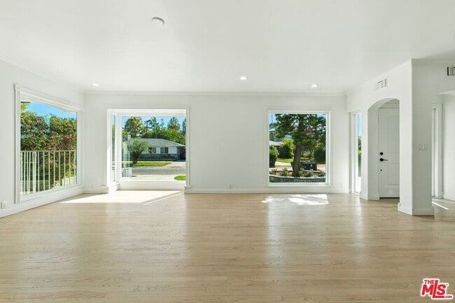 Building Photo - 4640 Laurelgrove Ave
