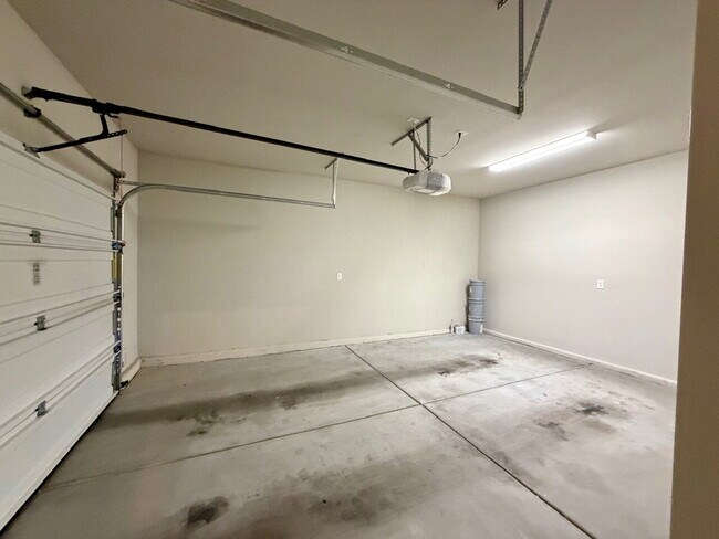 Building Photo - GATED 4 BED 2.5 BATH 2 CAR GARAGE SINGLE FAMILY HOME w/ LOFT, BEDROOM DOWNSTAIRS, NEXT TO COMMUNI...