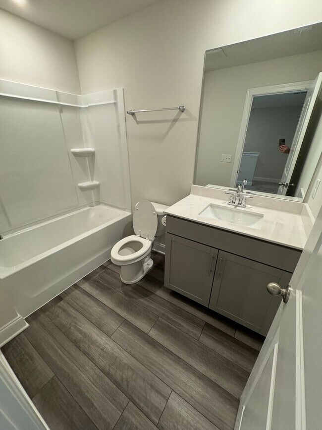 Building Photo - FOR LEASE - 3 bed, 2.5 bath, 1611 sqft tow...