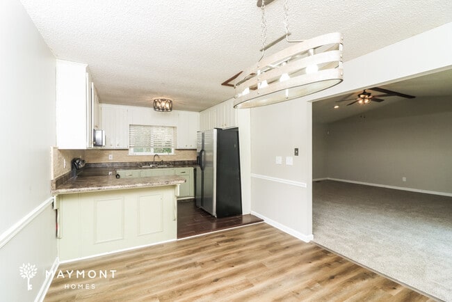 Building Photo - 6560 Valley Hill Dr