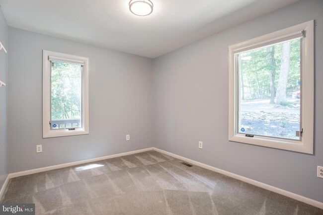 Building Photo - 1619 Summit Dr
