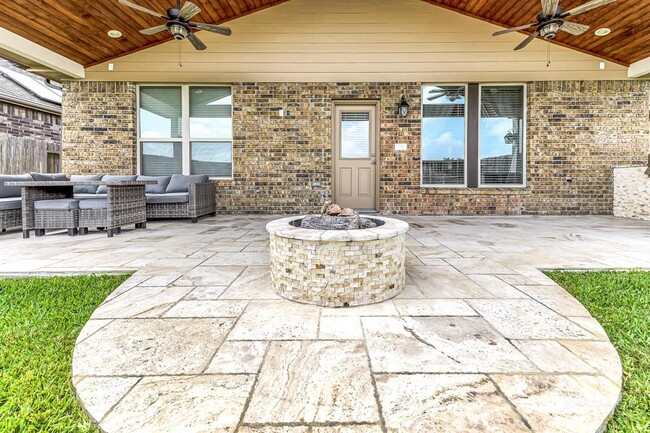Building Photo - 24622 Royal Pike Dr