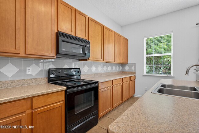 Building Photo - 872 Collinswood Dr W