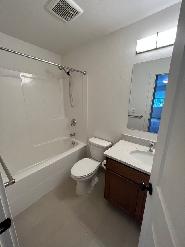 Building Photo - 4.5 Bathrooms ! 4 large bedrooms! Close to CWU