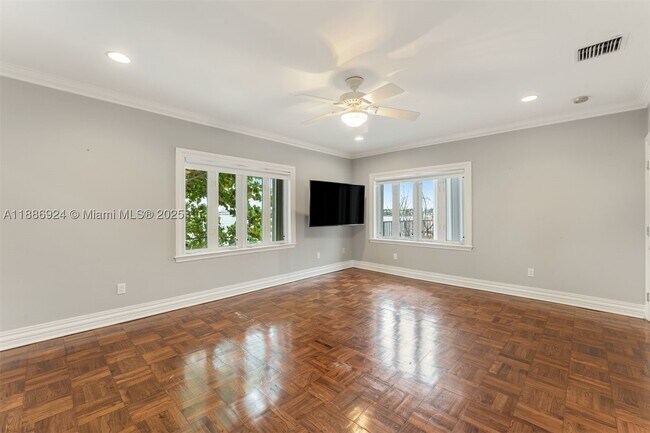 Building Photo - 11 E Rivo Alto Dr