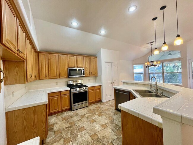 Building Photo - 2204 Zoa Dr