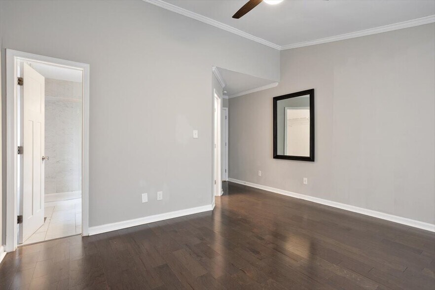 Building Photo - 2400 Calvert Dr