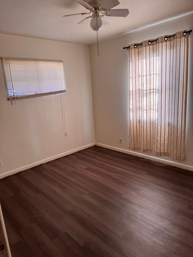 Building Photo - 2 Bedroom 1 Bathroom House North of Hospital