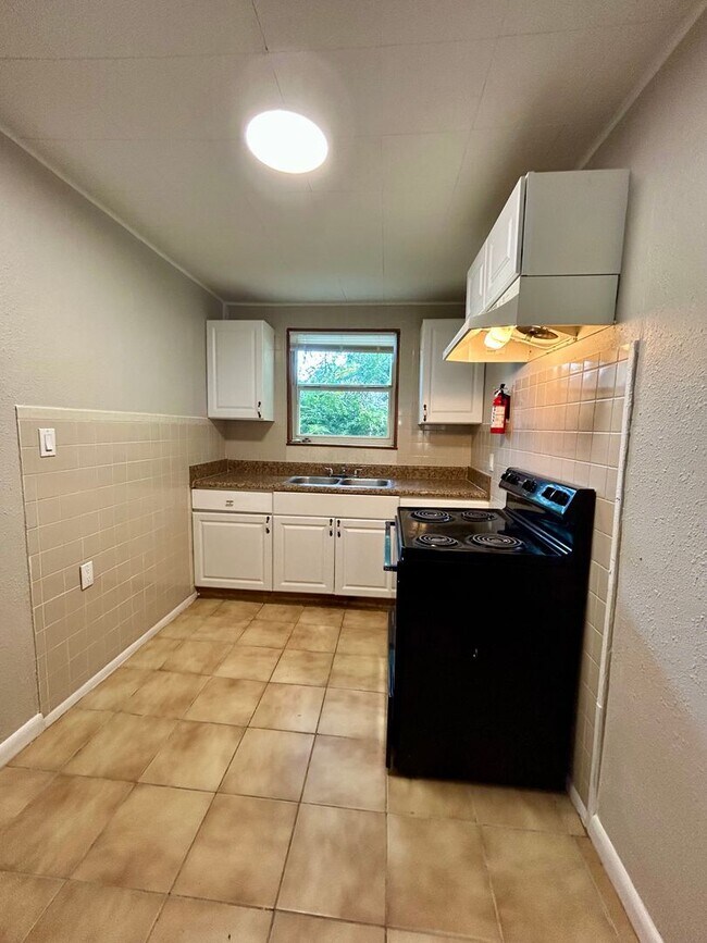 Building Photo - Two bedroom 1 bath home - 12th month free