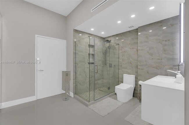 Building Photo - 18011 Biscayne Blvd