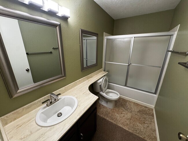 Building Photo - 2 Bedroom 2 bath plus loft and one car garage.